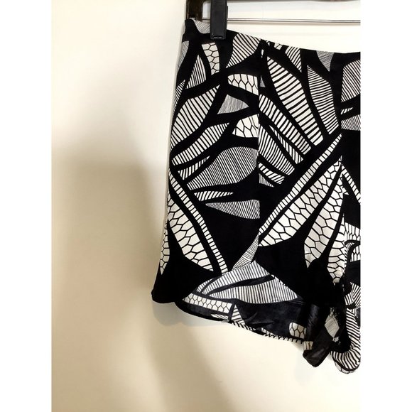 Alice & Trixie black and white print 100% Silk shorts size xs Made in NYC - Picture 2 of 4
